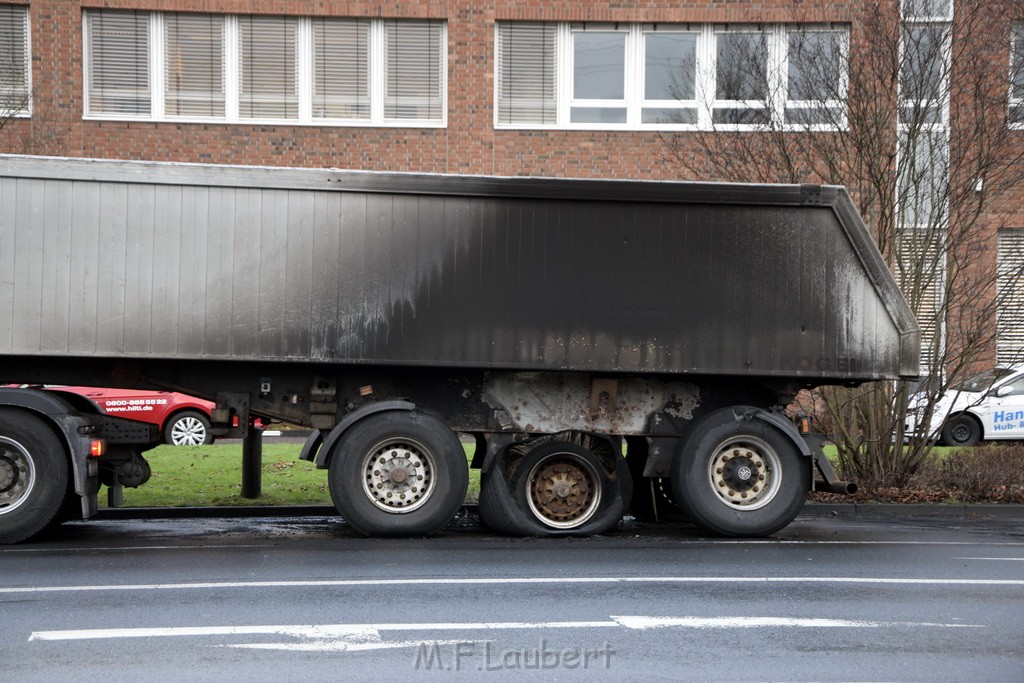 Auto 1 Reifenbrand LKW Koeln Porz Gremberghoven Ratherstr P04.JPG - Miklos Laubert